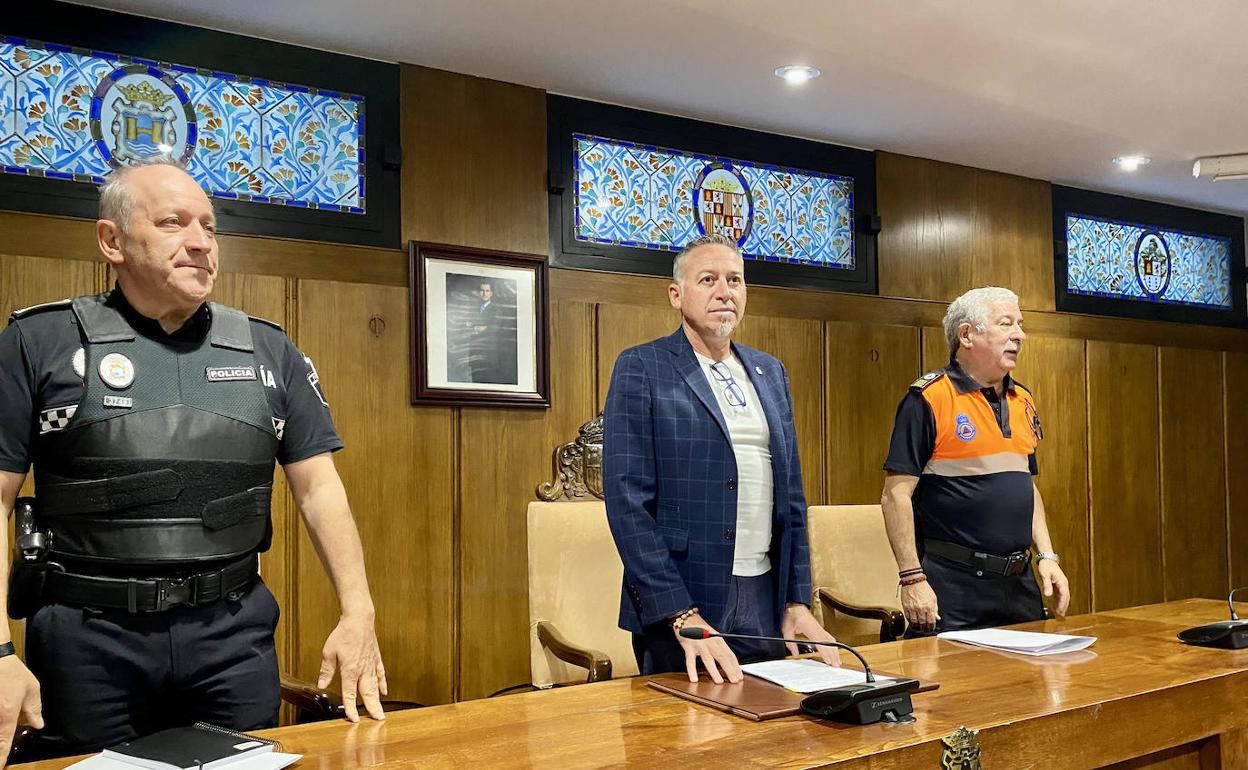 El inspector Aquilino Borraz, el concejal José Antonio Cartón y el responsable de Protección Civil José María Ezquerro.