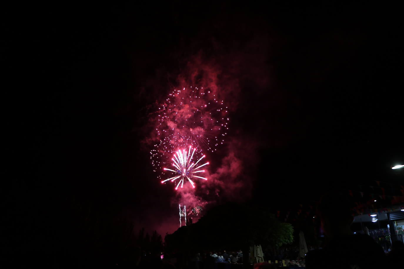 Imágenes de los fuegos artificiales de San Pedro en León. 