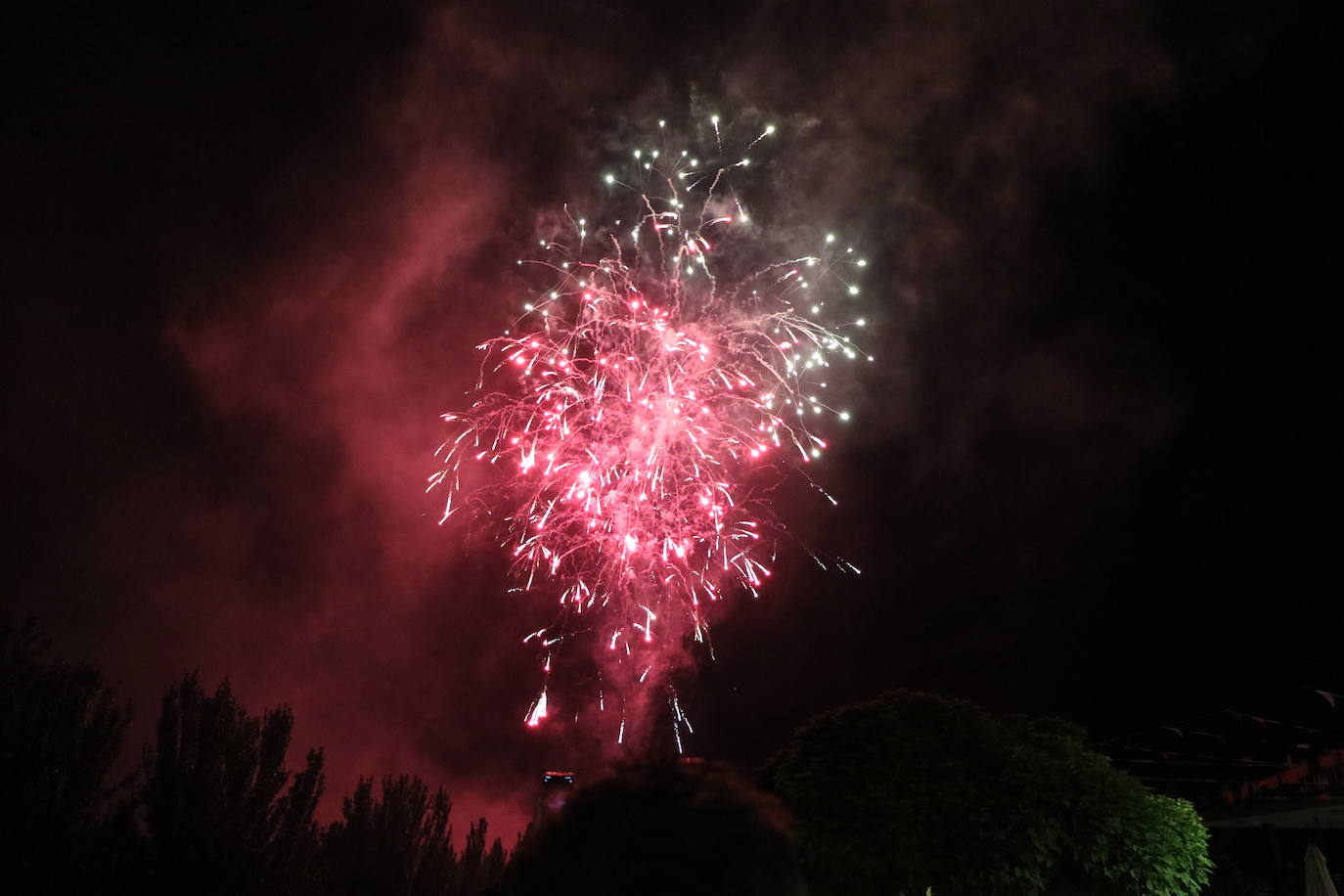 Imágenes de los fuegos artificiales de San Pedro en León. 