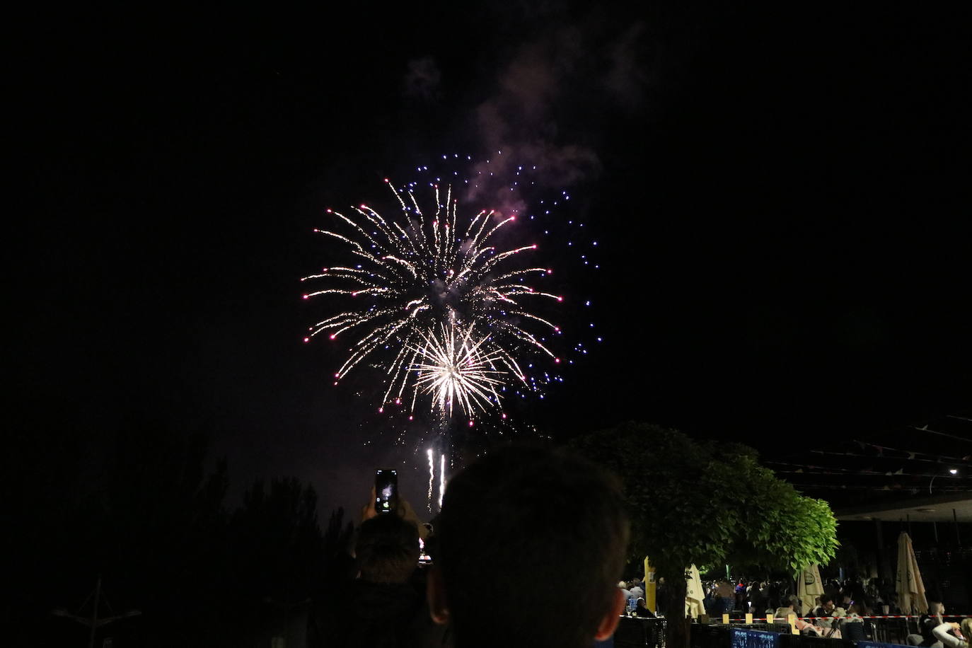 Imágenes de los fuegos artificiales de San Pedro en León. 