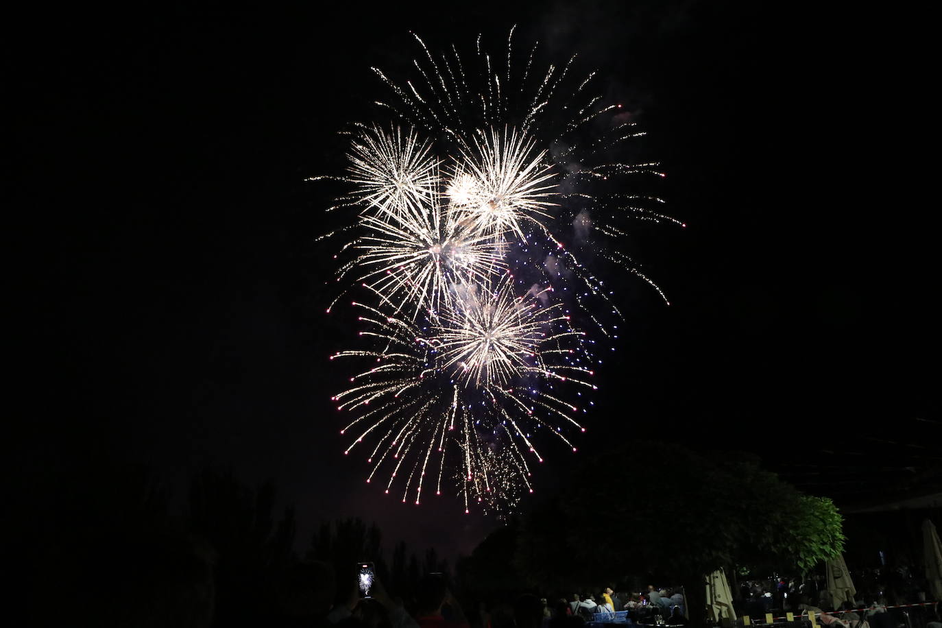 Imágenes de los fuegos artificiales de San Pedro en León. 