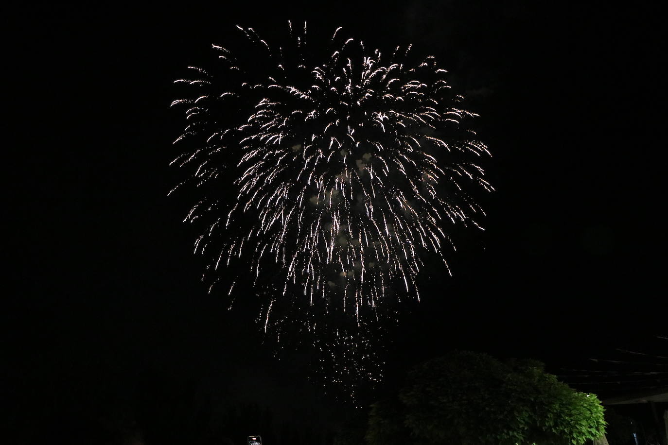 Imágenes de los fuegos artificiales de San Pedro en León. 