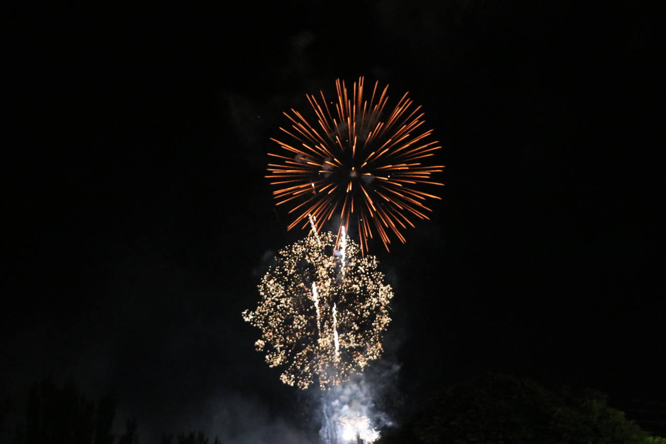 Imágenes de los fuegos artificiales de San Pedro en León. 