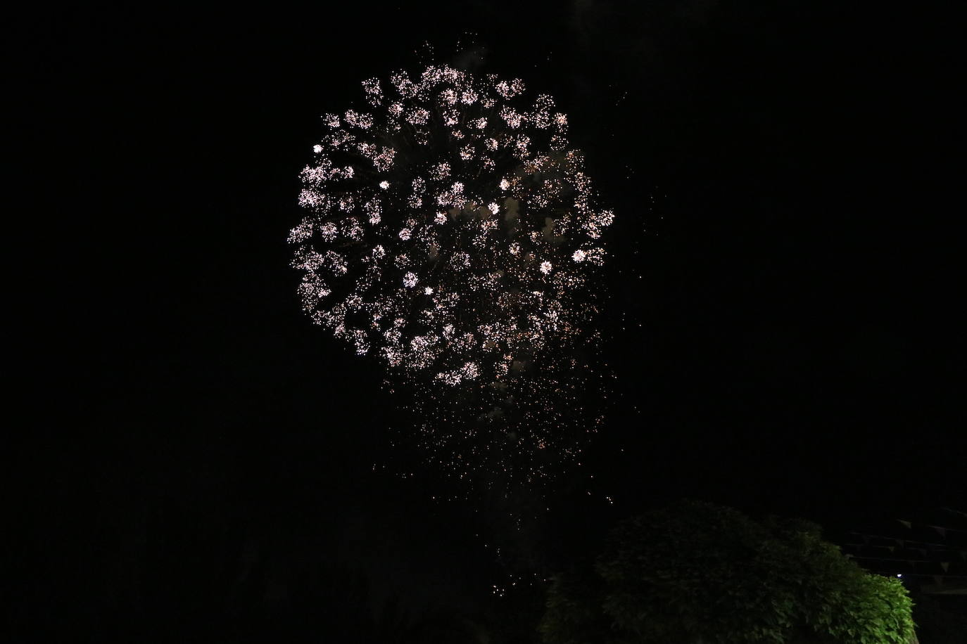 Imágenes de los fuegos artificiales de San Pedro en León. 
