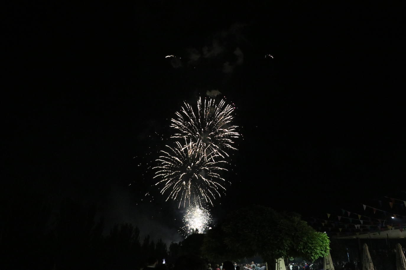 Imágenes de los fuegos artificiales de San Pedro en León. 
