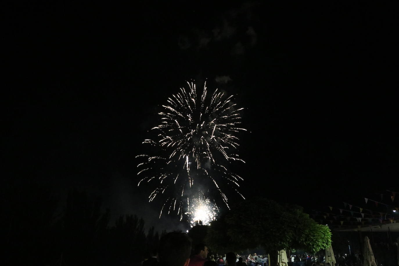 Imágenes de los fuegos artificiales de San Pedro en León. 