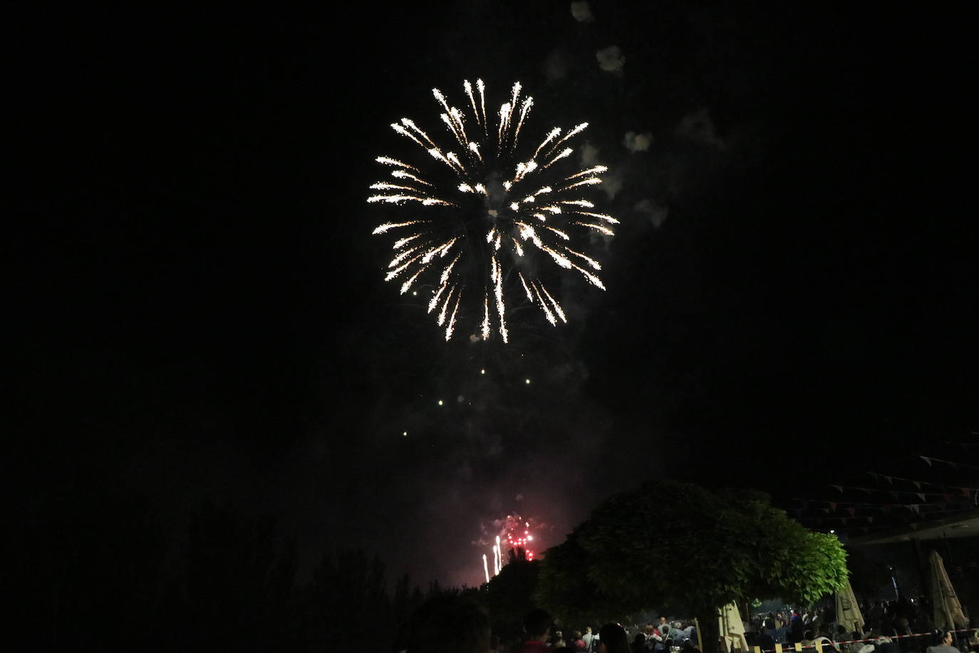 Imágenes de los fuegos artificiales de San Pedro en León. 