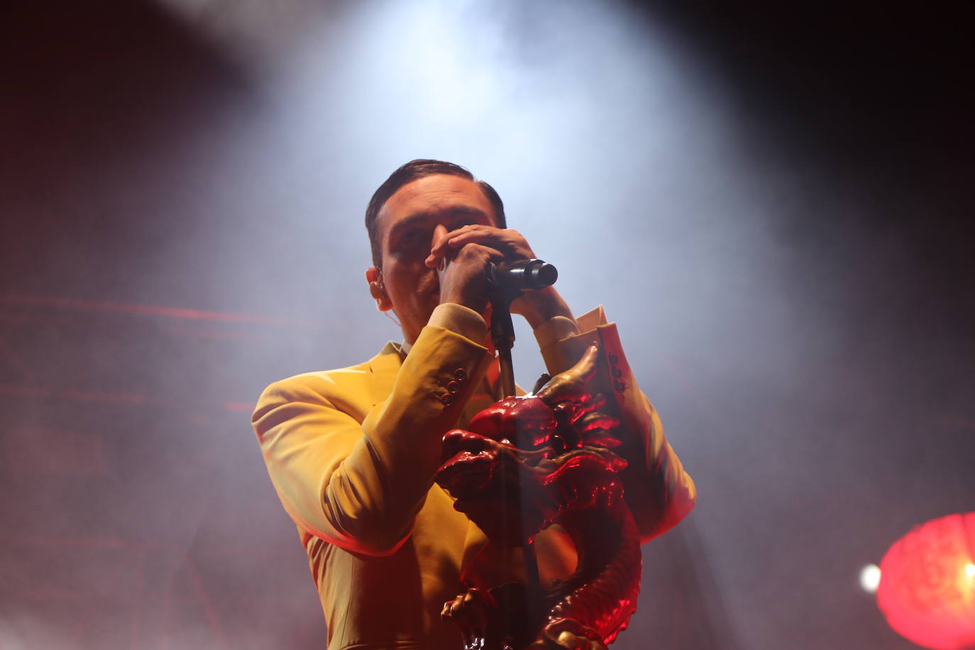 Miss Caffeina sobre el escenario de León. 