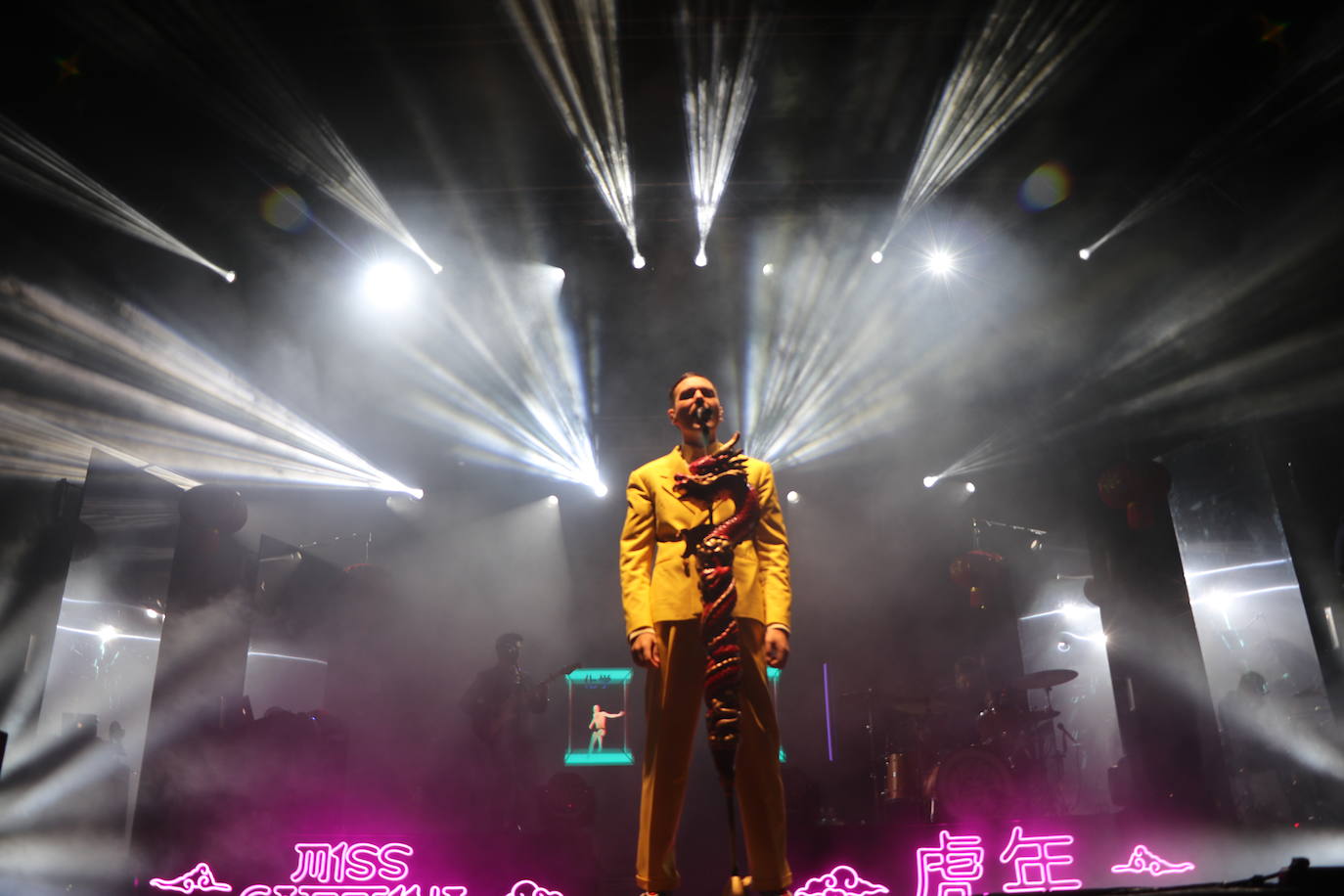 Miss Caffeina sobre el escenario de León. 