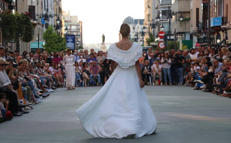 Desfile de moda de jóvenes diseñadores de León. 