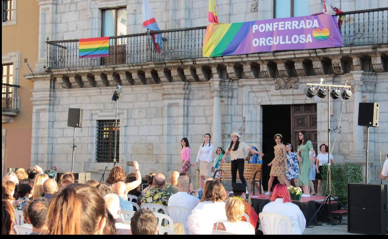 Ponferrada celebró en la Plaza del Ayuntamiento el Día del Orgullo.