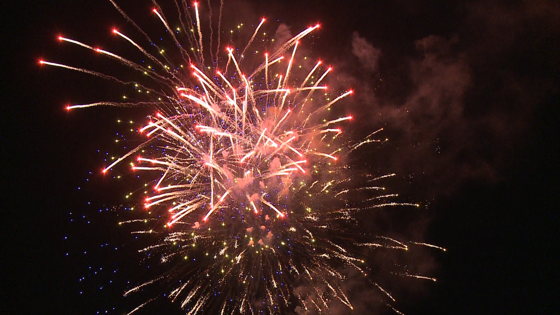 Los fuegos artificiales dibujan el cielo leonés