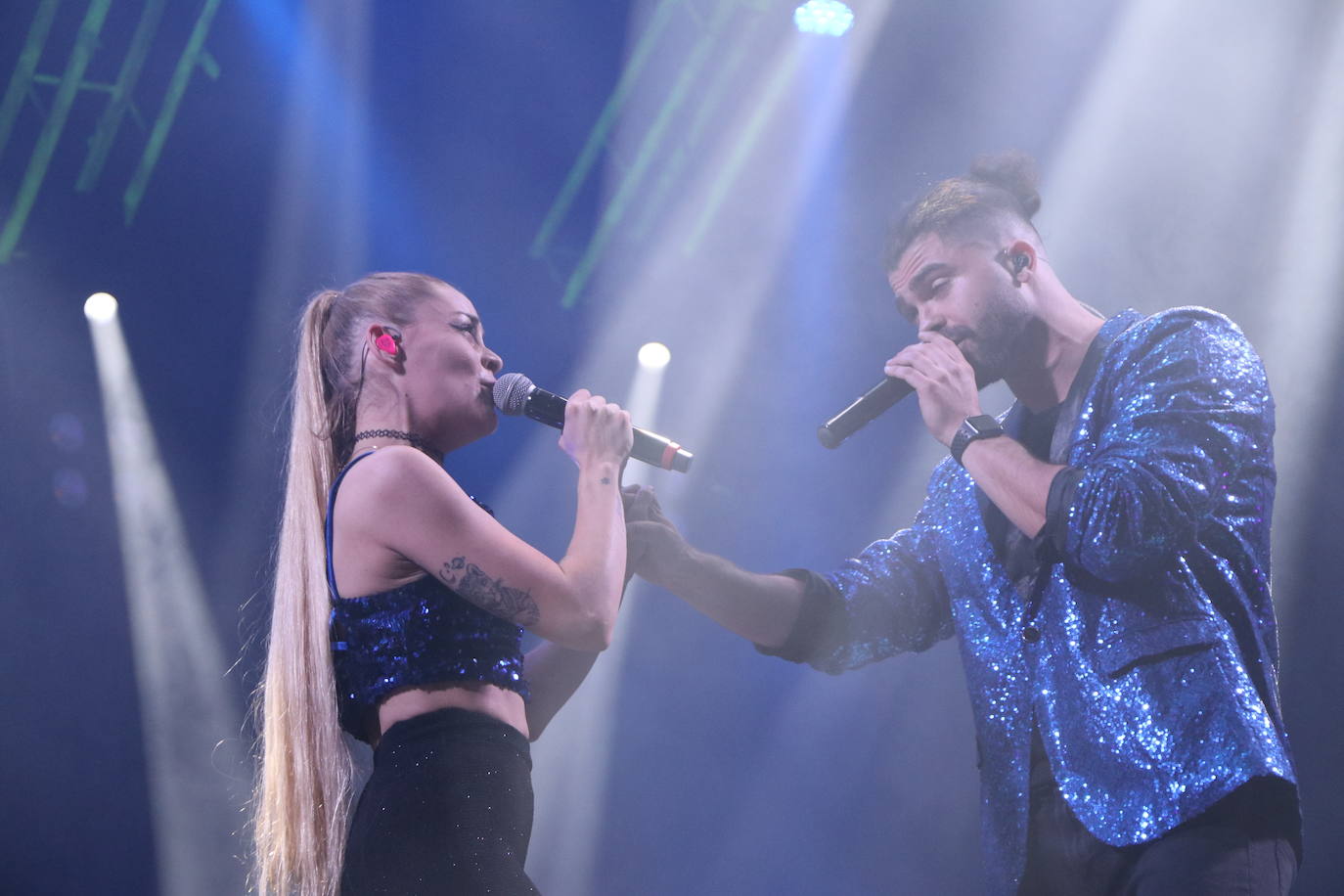 Actuación de la orquesta Clan Zero sobre el escenario de León. 