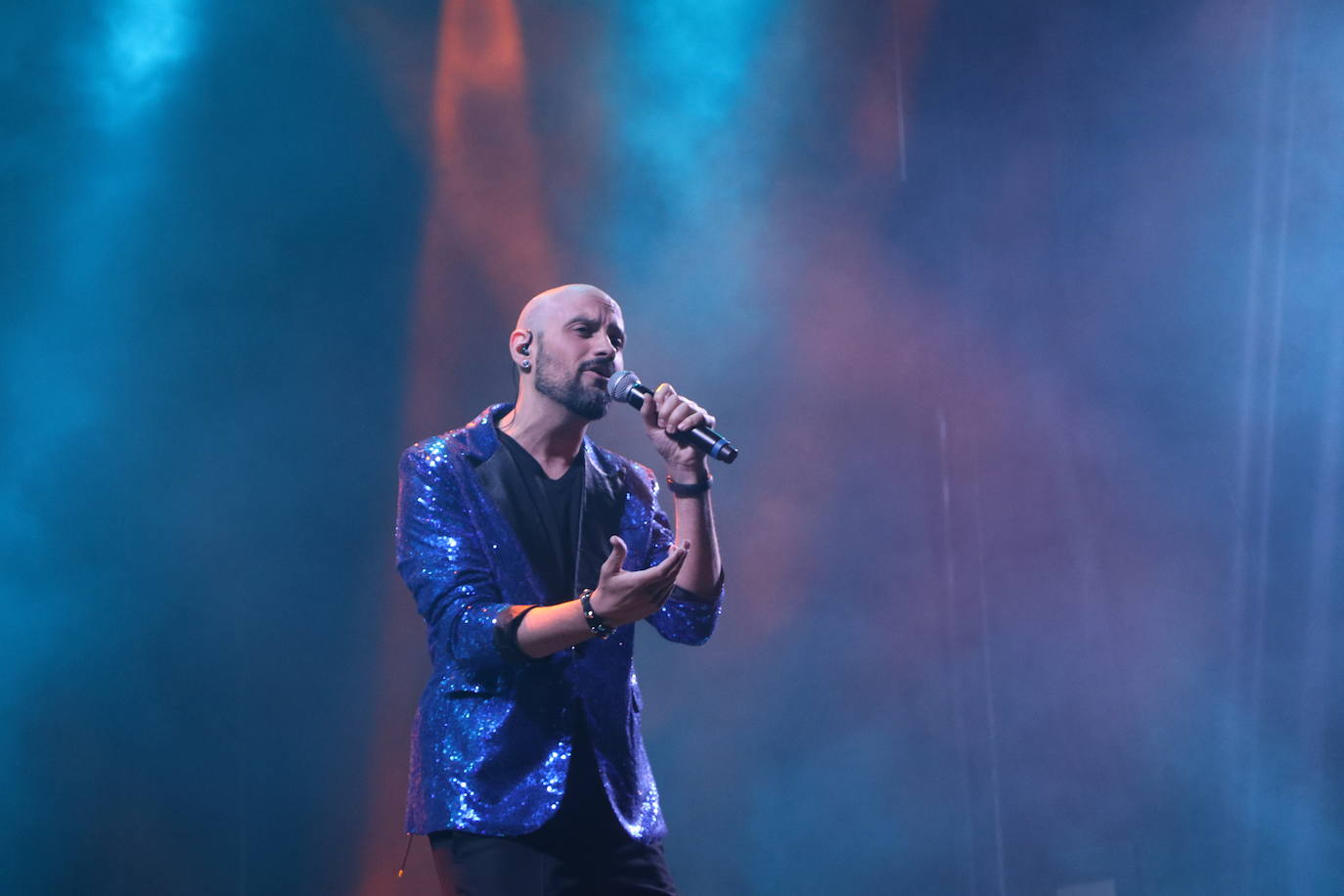 Actuación de la orquesta Clan Zero sobre el escenario de León. 