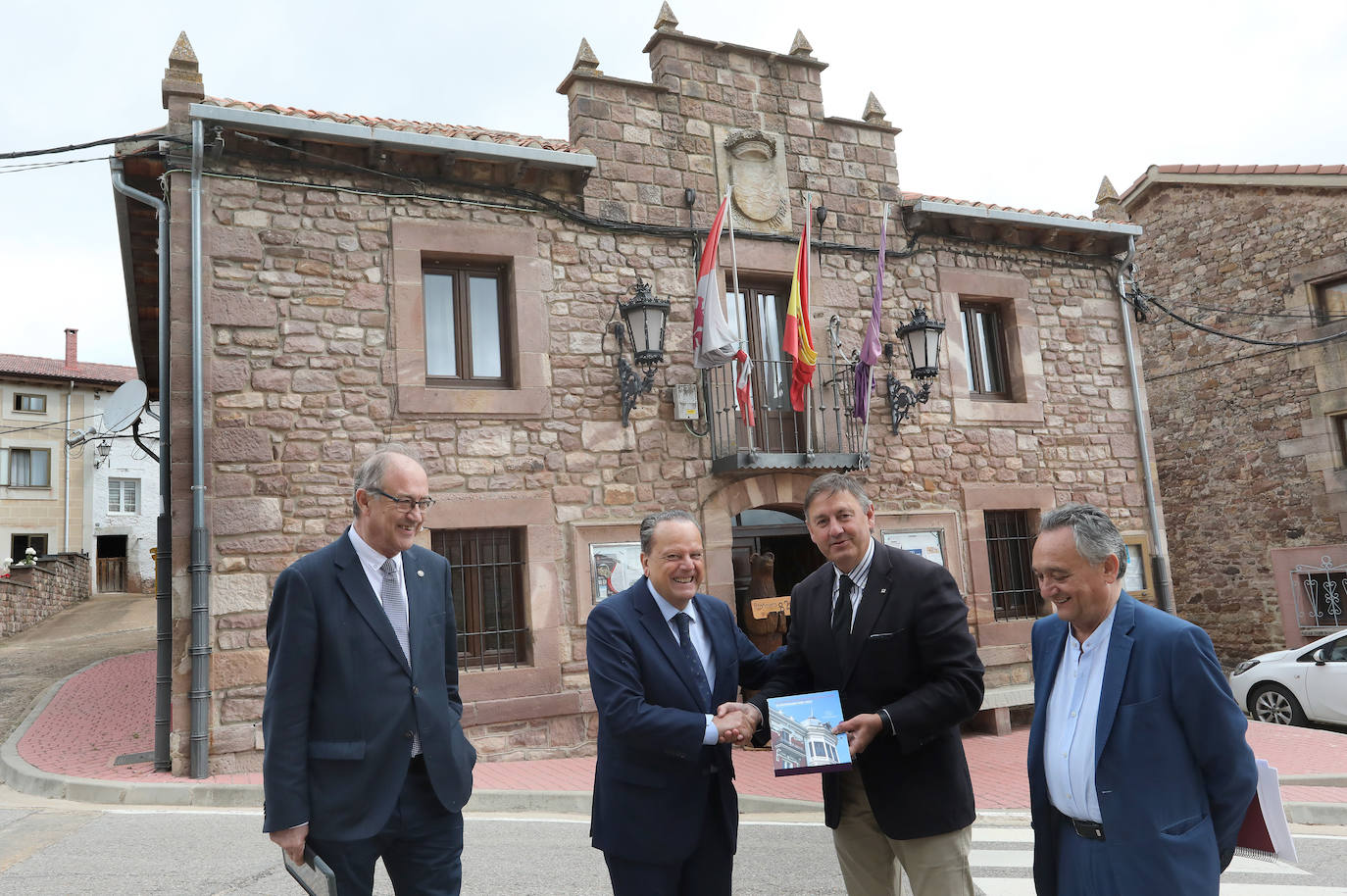 (IaD) El consejero Miguel Ángel Jiménez ; el presidente del Consejo de Cuentas, Mario Amilivia; el alcalde Jesús Mediavilla; y el consejero Emilio Melero; antes del pleno en el Ayuntamiento palentino de Brañosera