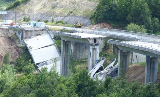 Imagen del viaducto dañado por los derrumbres, este jueves. 