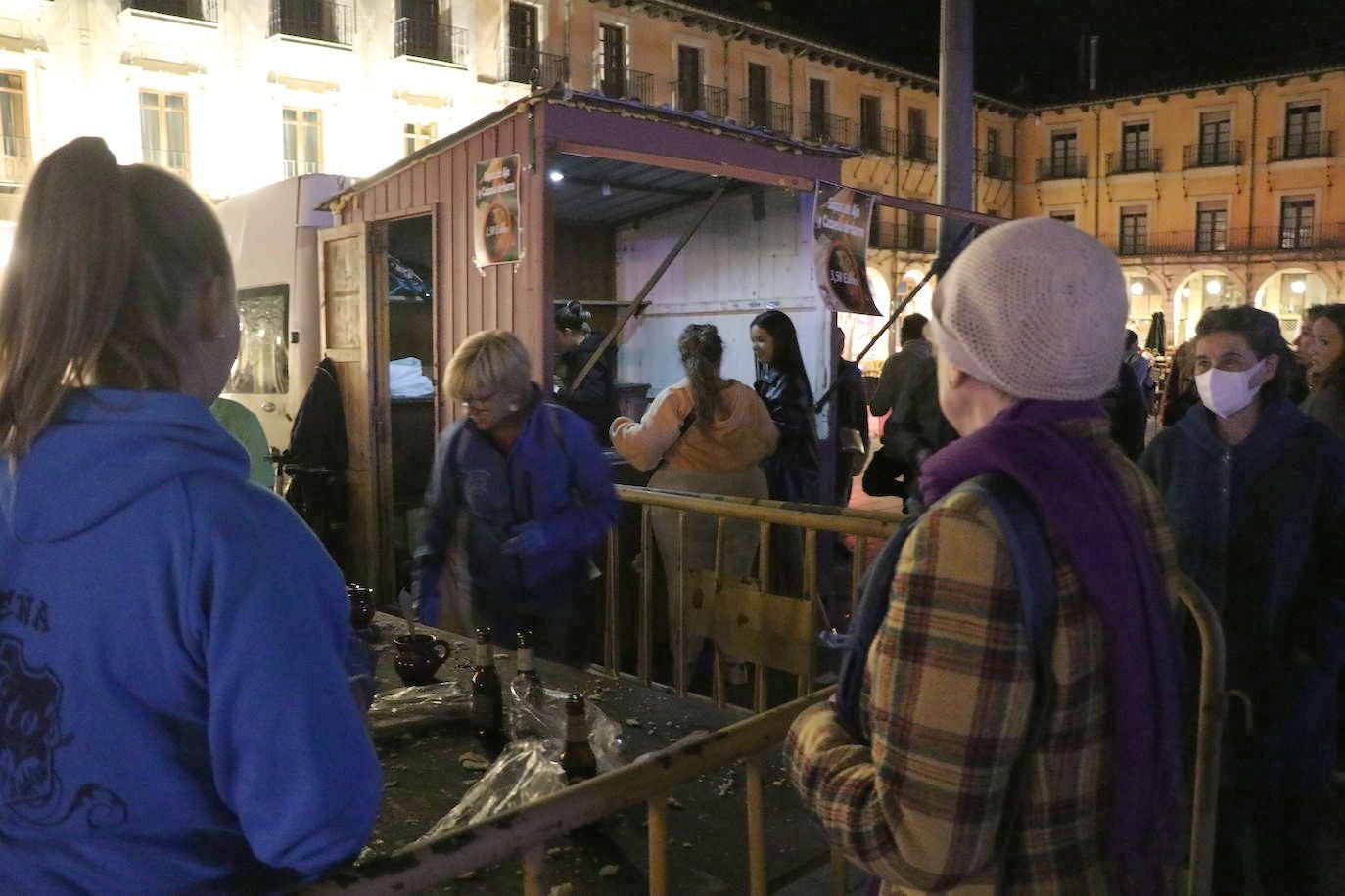 Imagen del reparto tradicional de las sopas de ajo en León. 