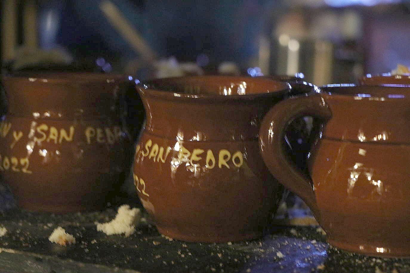 Imagen del reparto tradicional de las sopas de ajo en León. 