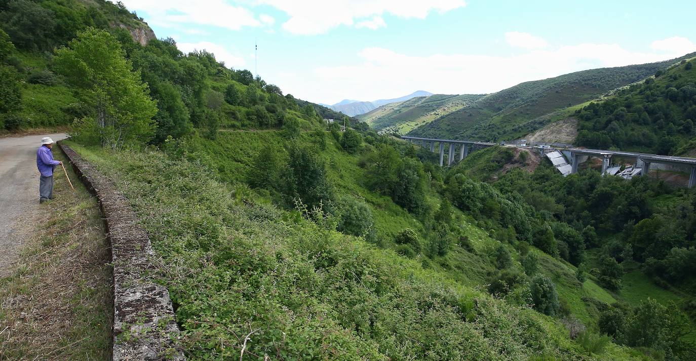 Los técnicos no saben qué ocurrió en el viaducto de la A-6, analizan los cimientos, y el tráfico se aliviará con más 'doble sentido'. La 'ingeniería forense' intenta determinar el problema que generó la caída de los dos vanos y se barajan todas las opciones. Una de las posibilidades se encuentra en los problemas de cimentación.