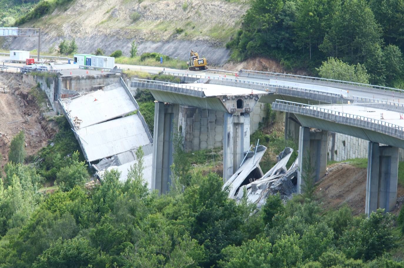 Los técnicos no saben qué ocurrió en el viaducto de la A-6, analizan los cimientos, y el tráfico se aliviará con más 'doble sentido'. La 'ingeniería forense' intenta determinar el problema que generó la caída de los dos vanos y se barajan todas las opciones. Una de las posibilidades se encuentra en los problemas de cimentación.