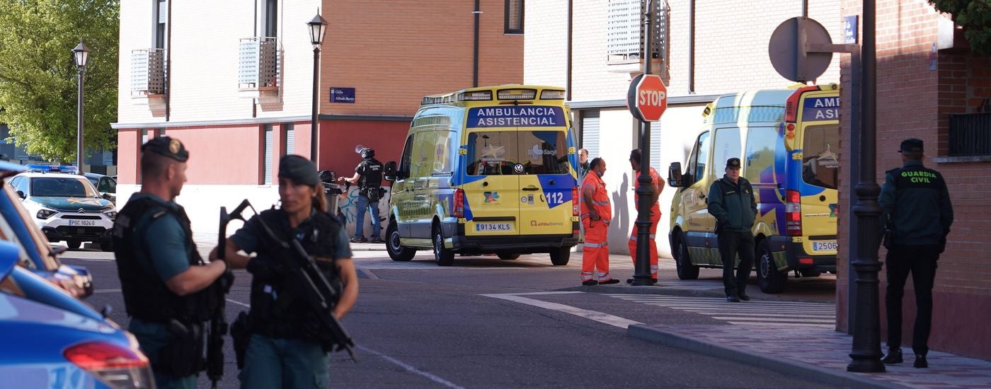 El presunto asesino de un varón en Santovenia de Pisuerga se atrinchera en su domicilio con un rehén. El ataque se produjo de madrugada en plena calle. La Guardia Civil realiza un amplio dispositivo de seguridad en la zona. 