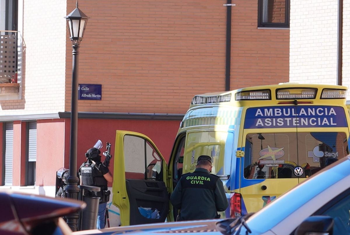 El presunto asesino de un varón en Santovenia de Pisuerga se atrinchera en su domicilio con un rehén. El ataque se produjo de madrugada en plena calle. La Guardia Civil realiza un amplio dispositivo de seguridad en la zona. 