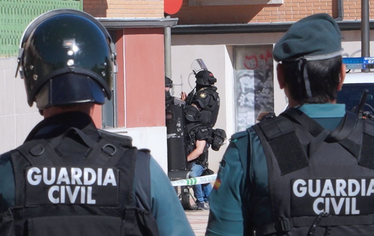 El presunto asesino de un varón en Santovenia de Pisuerga se atrinchera en su domicilio con un rehén. El ataque se produjo de madrugada en plena calle. La Guardia Civil realiza un amplio dispositivo de seguridad en la zona. 