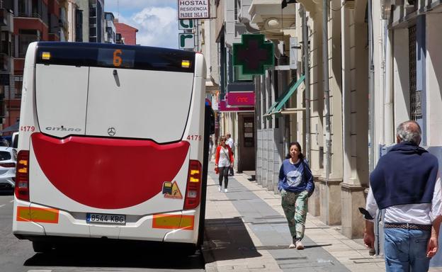 Galería. Un bus urbano de León en su parada en la Avenida Padre Isla de la capital. 