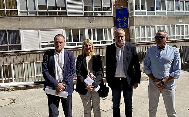Imagen principal - Ponferrada invierte 92.000 euros en renovar 347 señales de la ciudad