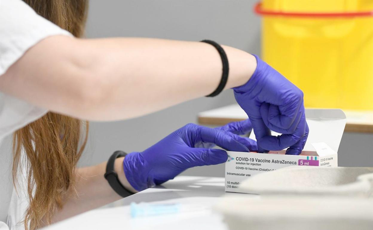 Enfermera ejerciendo labores de vacunación con una dosis contra la COVID-19. 