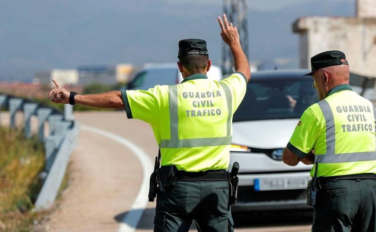 Los leoenses se lanzan a la carretera con la llegada del 1 de julio. En la imagen, agentes de la DGT. 