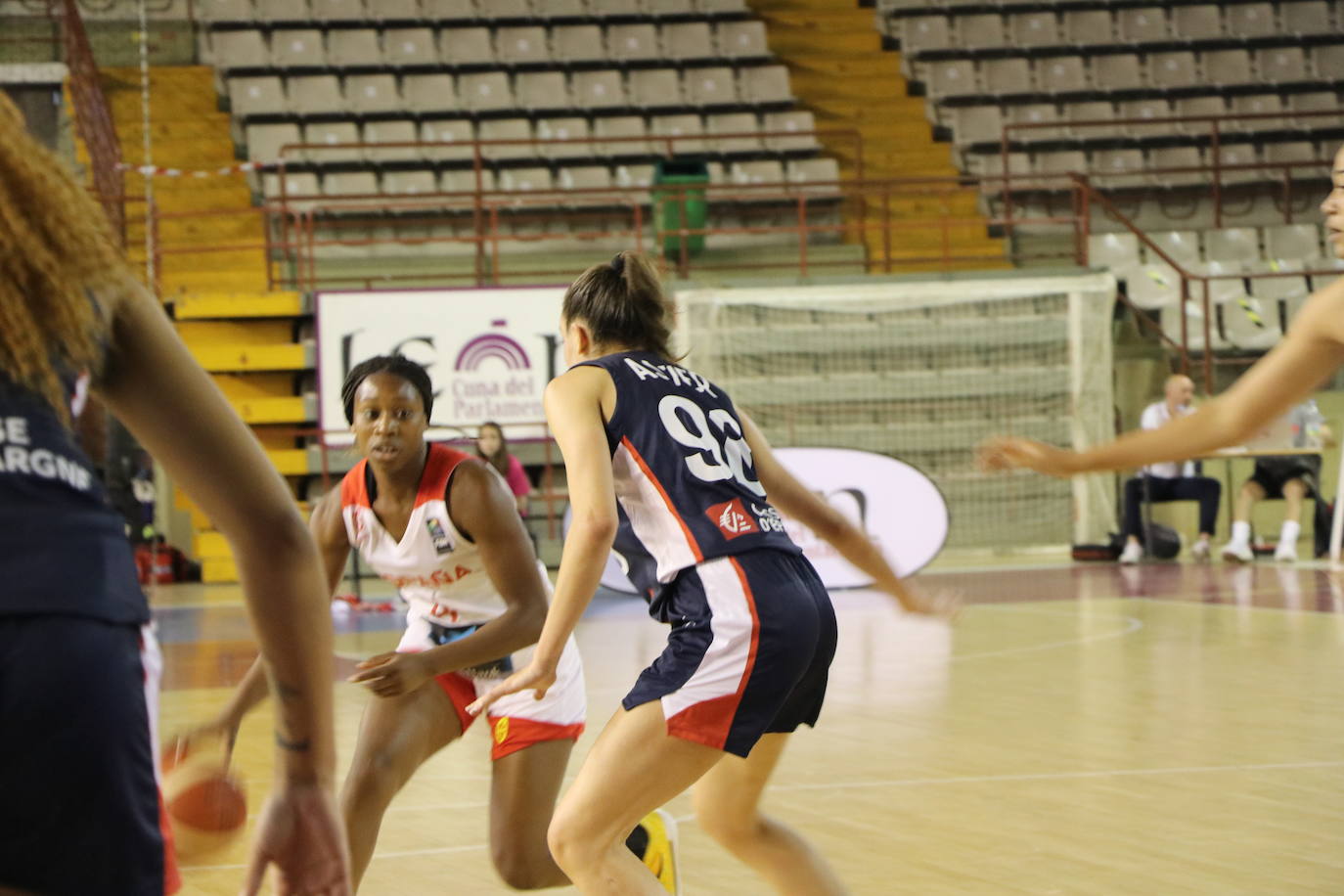 Imagen del encuentro entre España y Francia sub 20 femenino de baloncesto en León.