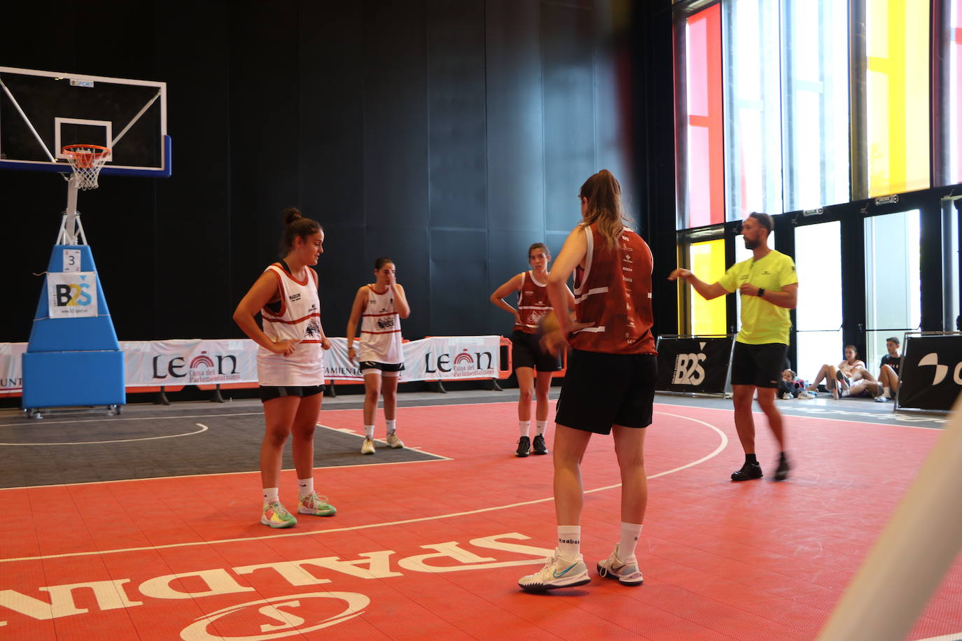 Imágenes de los encuentros del circuito 3X3 Street Basket Tour, celebrado en León. 