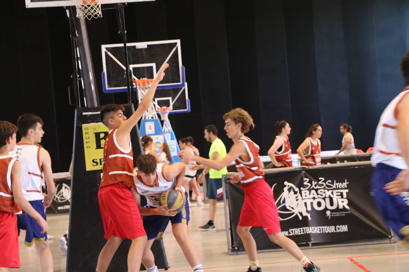 Imágenes de los encuentros del circuito 3X3 Street Basket Tour, celebrado en León. 