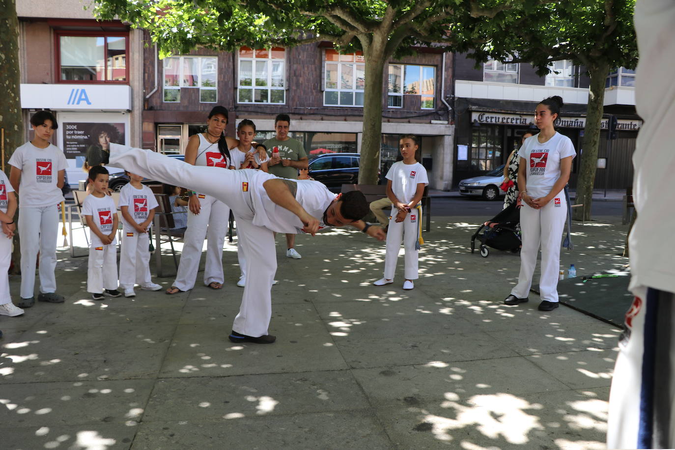 Imágenes de la sesión de Capoeira en la Plaza de las Cortes Leonesa. 