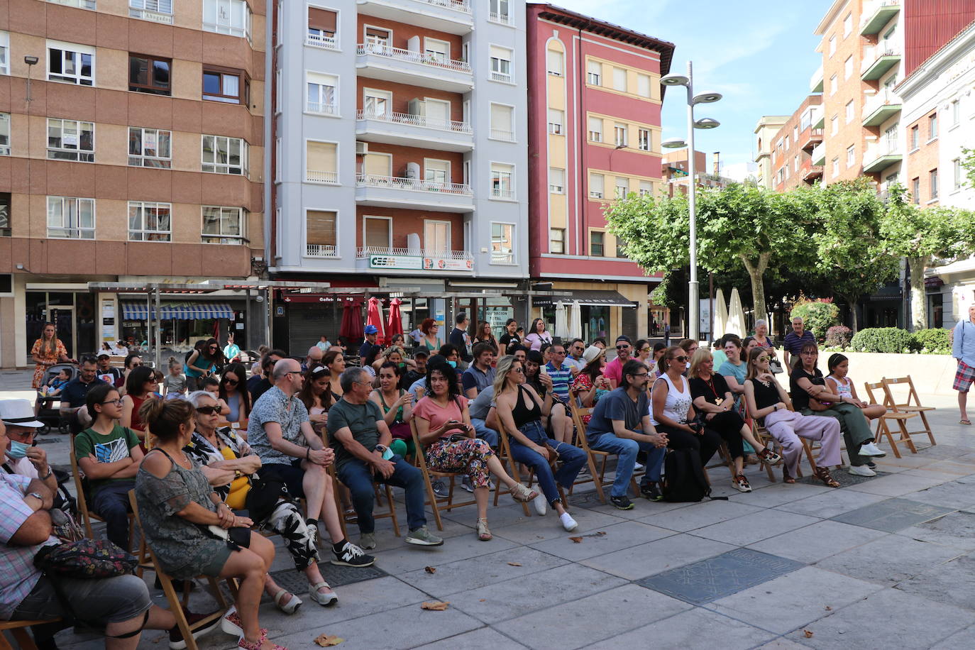 Imágenes de la sesión de Capoeira en la Plaza de las Cortes Leonesa. 