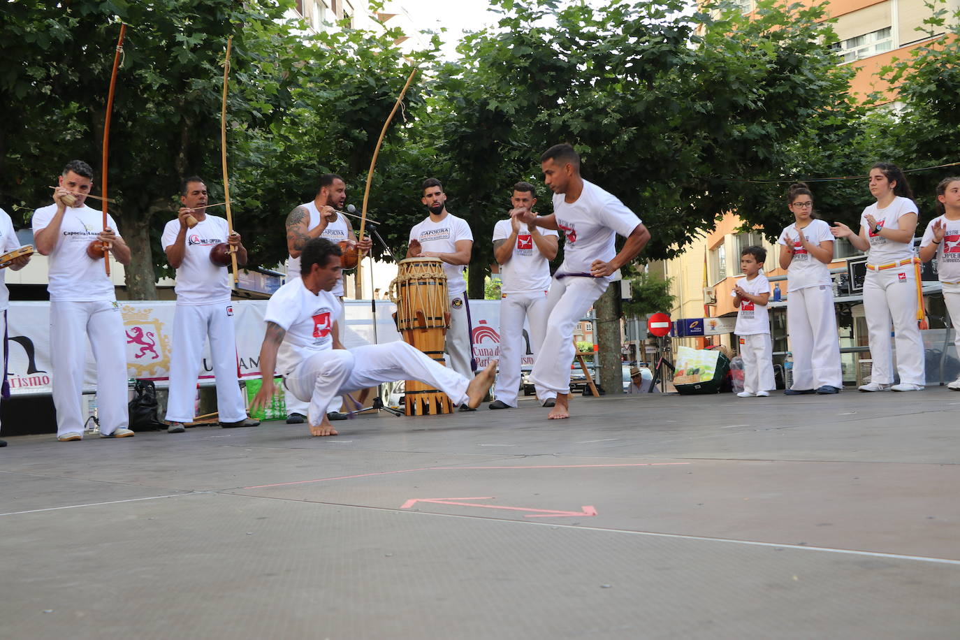 Imágenes de la sesión de Capoeira en la Plaza de las Cortes Leonesa. 