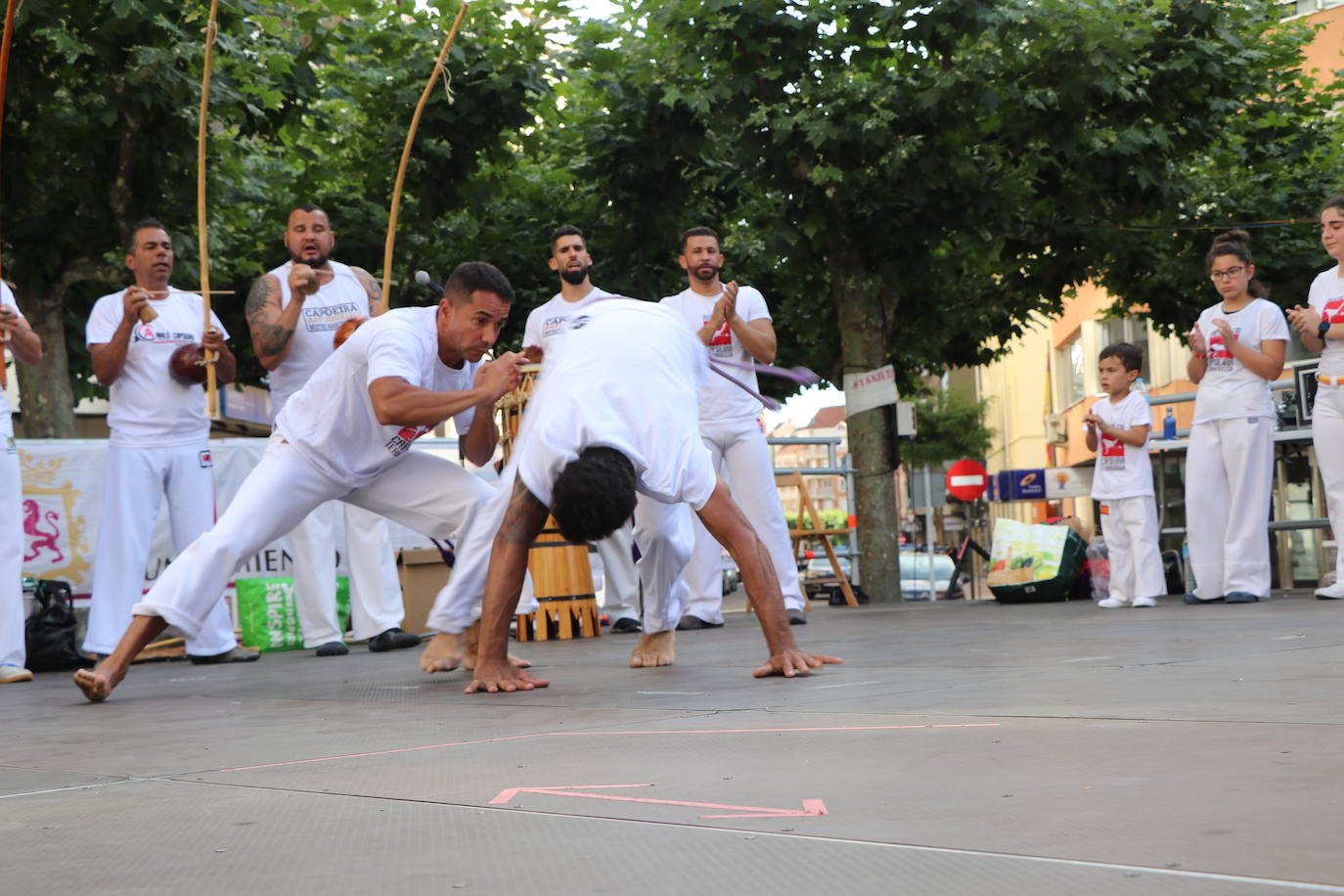 Imágenes de la sesión de Capoeira en la Plaza de las Cortes Leonesa. 