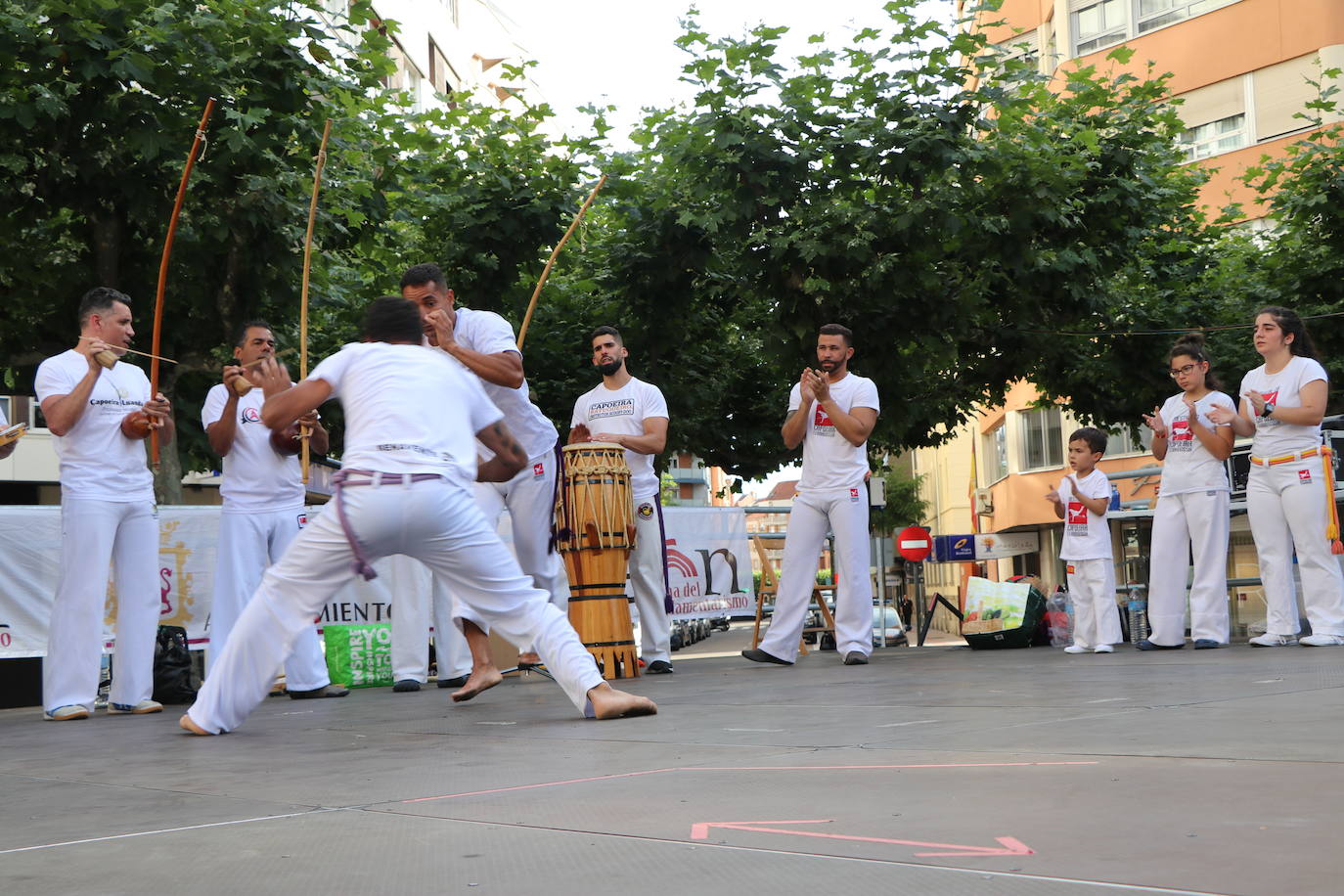 Imágenes de la sesión de Capoeira en la Plaza de las Cortes Leonesa. 