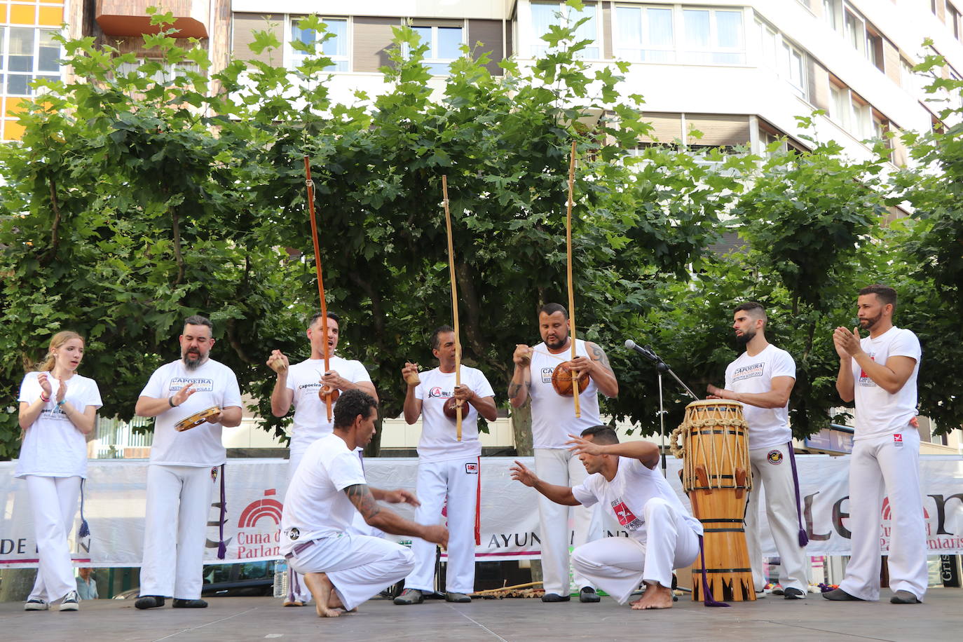 Imágenes de la sesión de Capoeira en la Plaza de las Cortes Leonesa. 