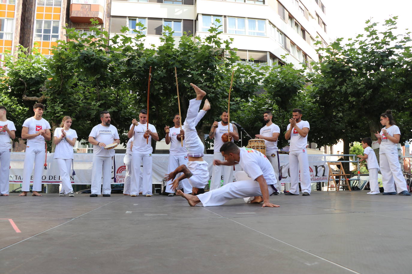 Imágenes de la sesión de Capoeira en la Plaza de las Cortes Leonesa. 