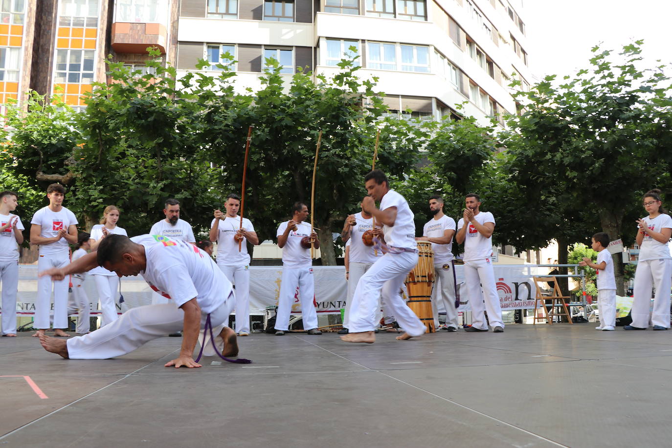Imágenes de la sesión de Capoeira en la Plaza de las Cortes Leonesa. 