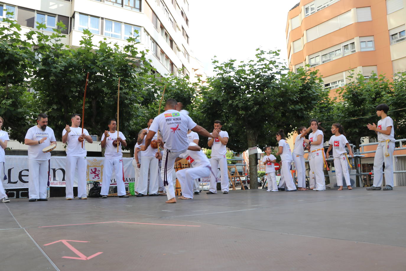 Imágenes de la sesión de Capoeira en la Plaza de las Cortes Leonesa. 