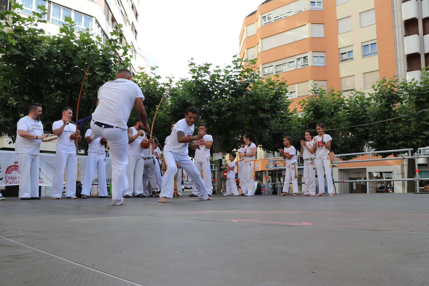 Imágenes de la sesión de Capoeira en la Plaza de las Cortes Leonesa. 