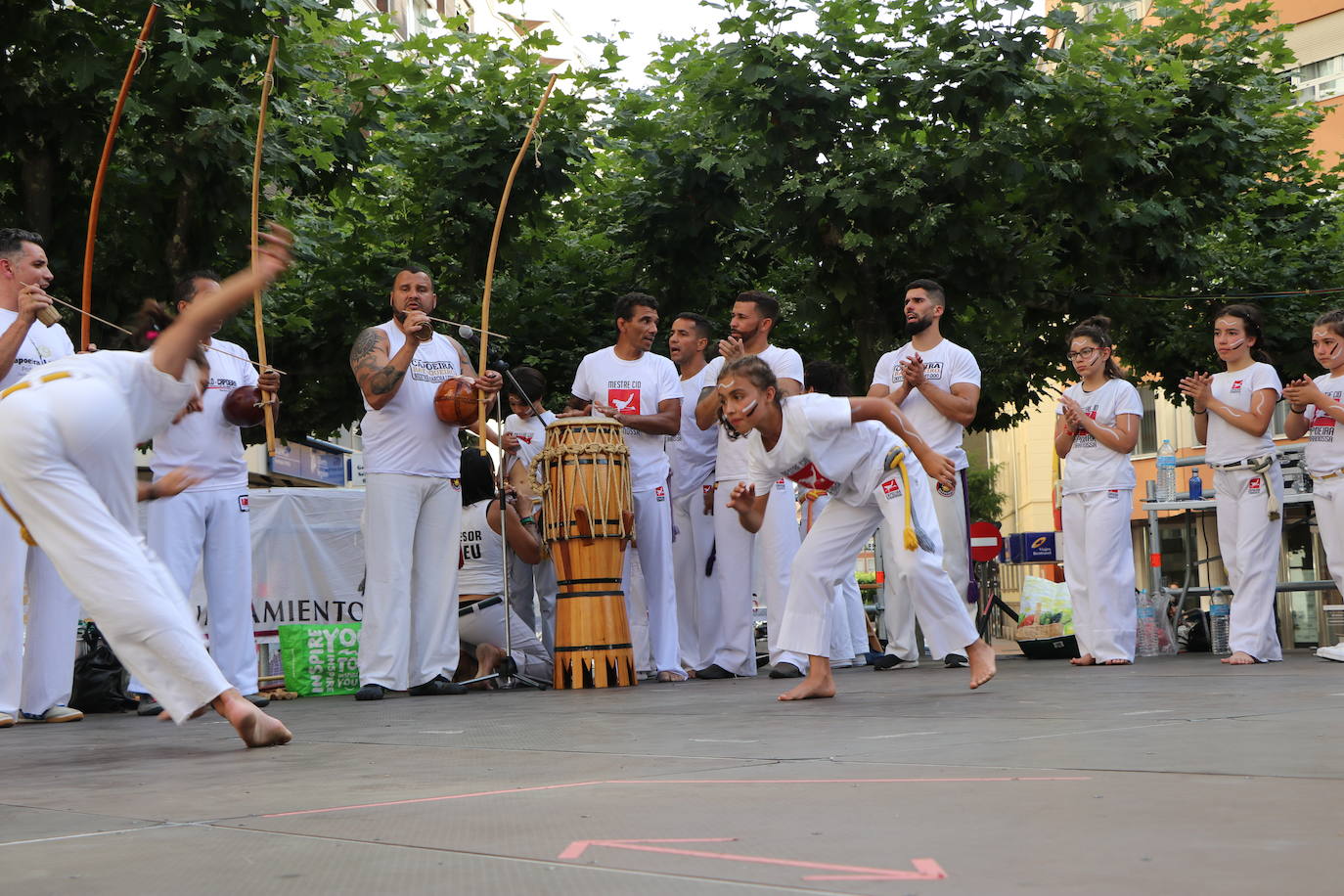 Imágenes de la sesión de Capoeira en la Plaza de las Cortes Leonesa. 