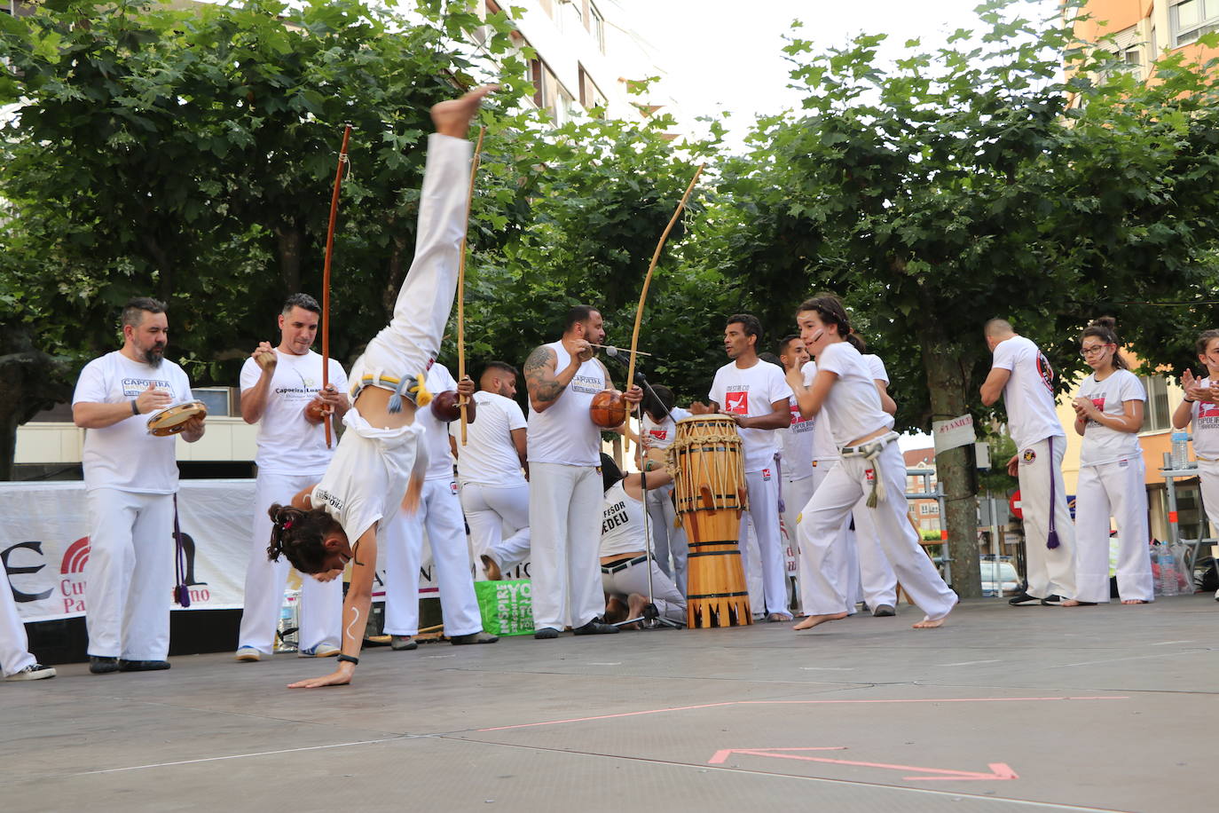 Imágenes de la sesión de Capoeira en la Plaza de las Cortes Leonesa. 