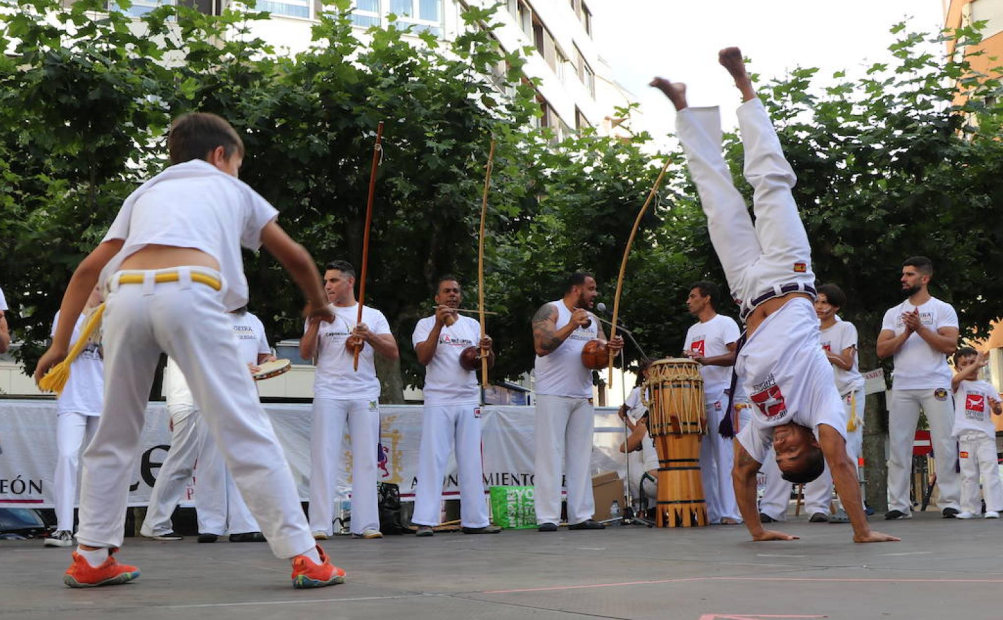 Imágenes de la sesión de Capoeira en la Plaza de las Cortes Leonesa. 