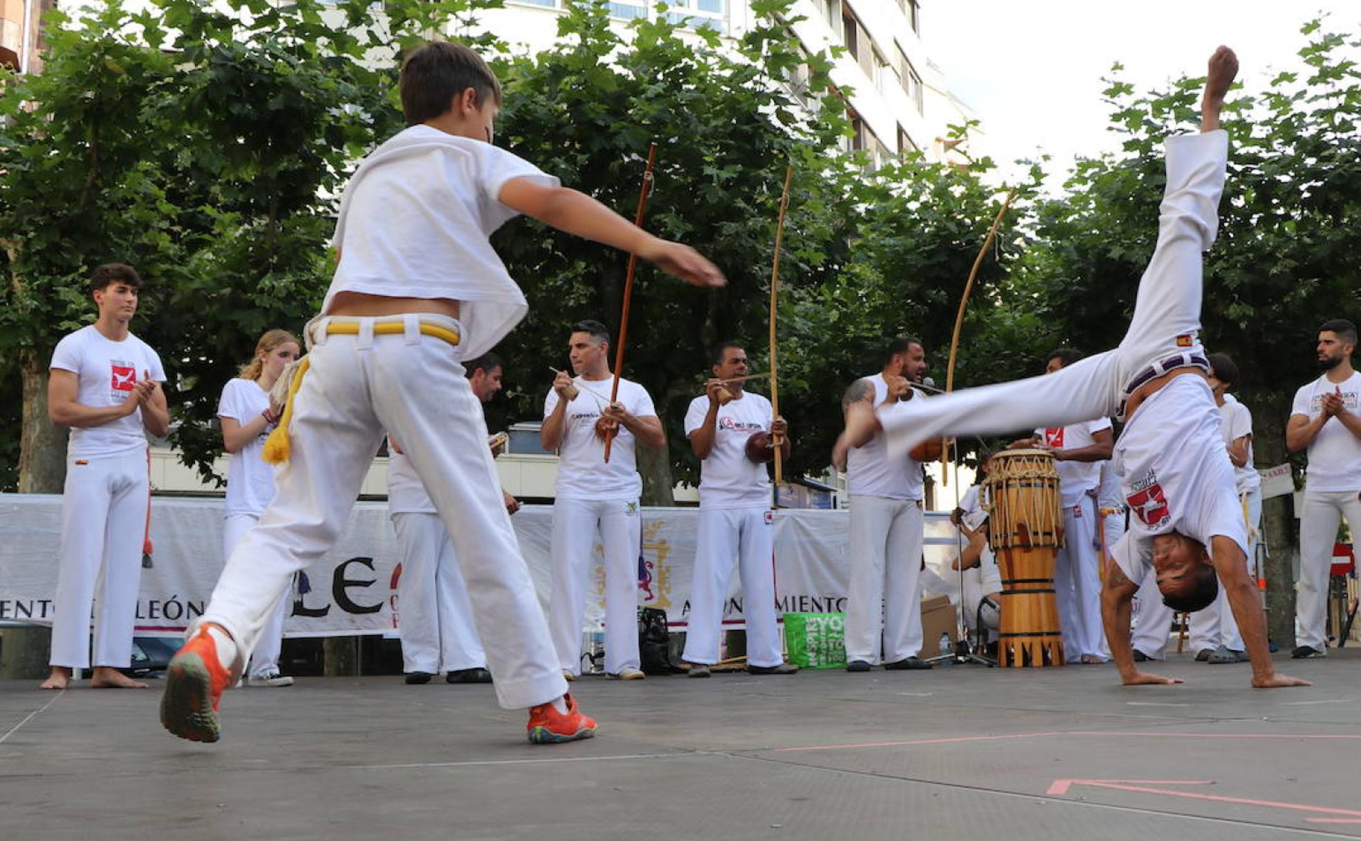 Imágenes de la sesión de Capoeira en la Plaza de las Cortes Leonesa.