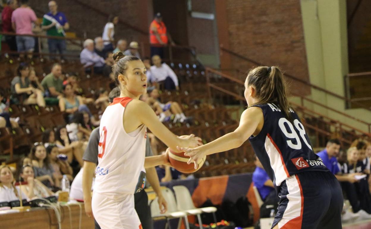 Partido disputado entre las selecciones femeninas de Francia y España sub 20 de baloncesto, en el Palacio de los Deportes. 