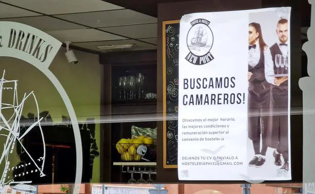 Un cartel en un bar de León reclamando camareros «con el mejor horario». La ausencia de profesionales en este sector provoca que la oferta se dispare en la provincia. 
